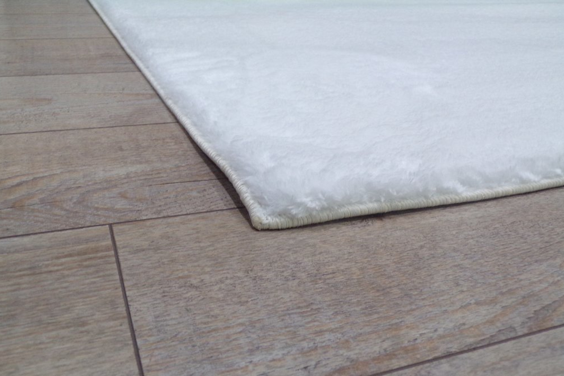 BALAT HALI DEKORATİF PELUŞ UZUN TÜYLÜ POLYESTER BEYAZ HALI 80X300