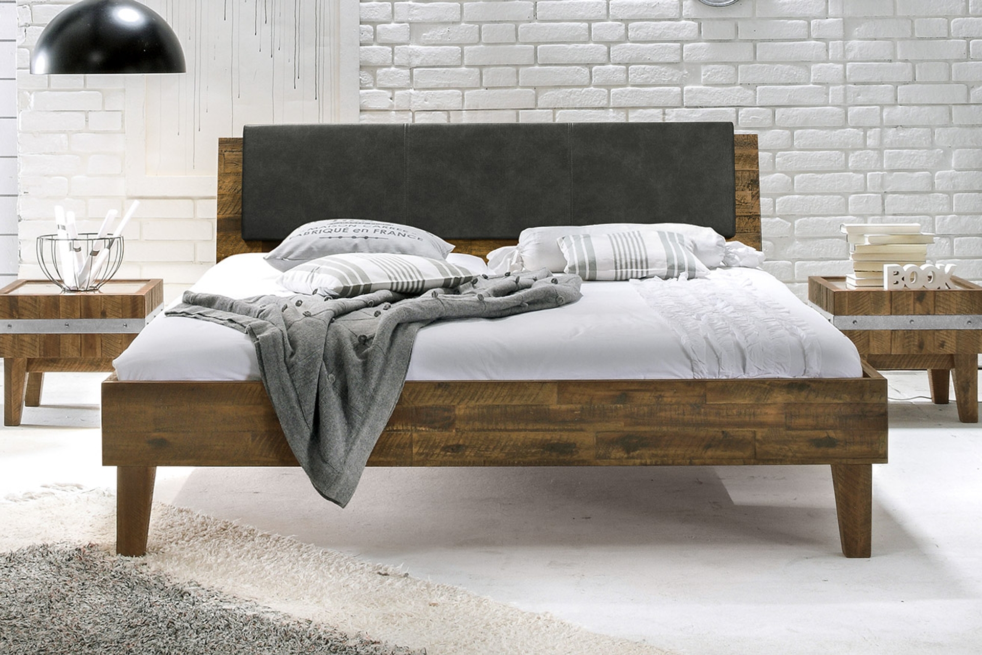 Винтажная деревянная кровать
