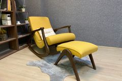 Asien Schommelstoel, Asgrauw, Geel en Walnoot