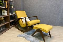 Asien Schommelstoel, Asgrauw, Geel en Walnoot