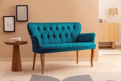 Armens 2-Sitzer Sofa mit Braunen Beinen, Petrol