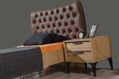 Kolosseum Nachtkastje, Walnoot