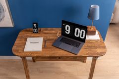 Moon Bureau, Walnoot