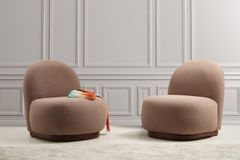 Tina Fauteuil, Bruin