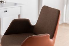 Dora Bureaustoel, Bruin en Steenrood