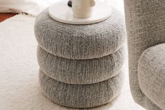 Joan Boum Poef, Grijs