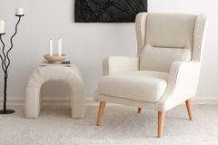 Junia Klam Lounge Chair, Crème