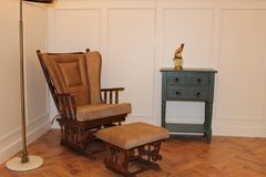 Baroque Schommelstoel, Bruin & Walnoot