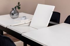 Line Tafel, Parelmoer Zwart