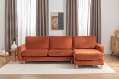 Merlin Mini Hoekbank, Natuurlijke Poten, Dunne Armleuning, Fluwelen , Steenrood