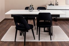 Line Tafel, Parelmoer Zwart