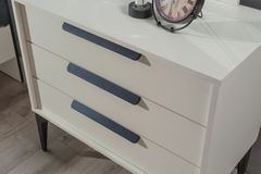 Kolosseum Ladekast, Wit