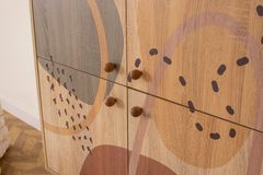 Form Multifunctionele Kast met Houten Poten