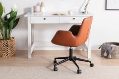 Dora Bureaustoel, Bruin en Steenrood