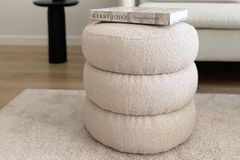 Joan Boum Poef, Creme