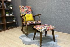 Asedia Trend Retro Schommelstoel, Veelkleurig & Walnoot