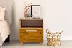 Leva Sun Nachtkastje, Pijnboom