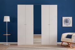 Luna Nox, Kastdeur, Spiegel