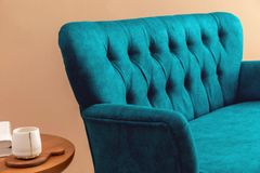 Armens 2-Sitzer Sofa mit Braunen Beinen, Petrol