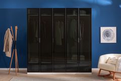 Luna Nox, Kastdeur, Glas