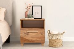 Leva Desert Nachtkastje, Pijnboom