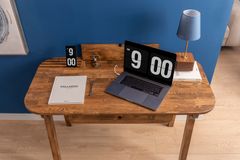 Moon Bureau, Walnoot