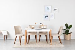Yaprak 4-6 Seat Extendable Table, White & Light Wood