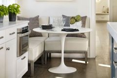 Tulip Tafel met Witte Poot