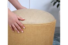 Sandy Poef met Houten Poten, Mosterdgeel