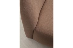 Tina Fauteuil, Bruin