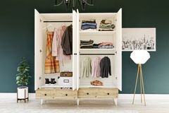 Perlino Kledingkast met 4 Deuren, 2 Lades en Voeten