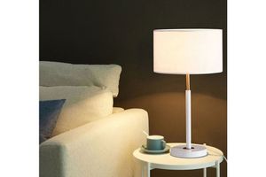 Moderní látková stolní lampa s bílým stínítkem a zlato-bílou nohou