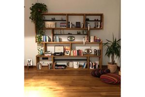 Knihovna z masivu dřeva v teakové barvě Woodesk, 200x200