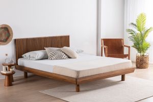 Tmavě hnědá dřevěná postel LUNA Hendrick