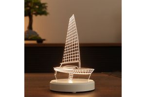 Bílá stolní lampa s figurou plachetnice Bylamp