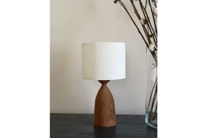 Bílá stolní lampa s cylindrickou dřevěnou nohou Philie