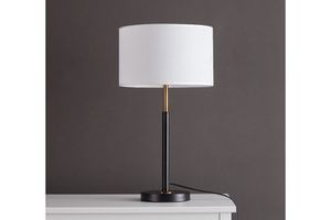 Moderní látková stolní lampa s bílým stínítkem a nohou s černo-zlatými detaily