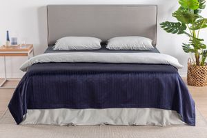 Tmavě modrý přehoz na postel LUNA Portia, 220x240