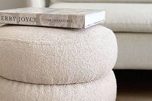 Joan Boum Poef, Creme