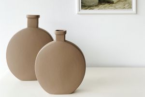 Sada dvou tmavě béžových keramických váz Organic Chubby