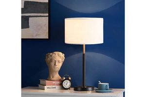 Moderní látková stolní lampa s bílým stínítkem a nohou s černo-zlatými detaily