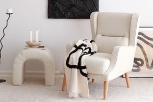 Junia Klam Lounge Chair, Crème