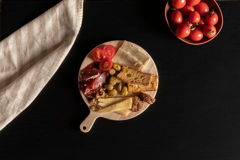 KİTCHEN ESSENTİALS DİŞBUDAK YUVARLAK KESME TAHTASI