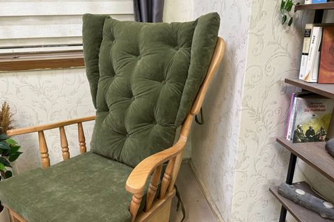 ASEDİA MAMA PUFLU SALLANAN SANDALYE, YEŞİL, NATUREL AHŞAP AYAK