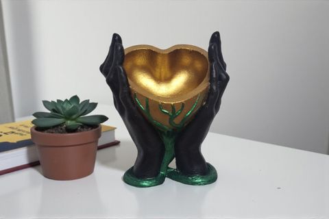 ELLER ARASINDA KALP DEKORATİF OBJE