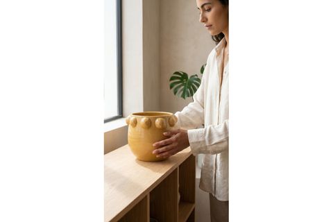 EL YAPIMI SARI NOKTALI KABARTMALI TERRACOTTA SAKSI