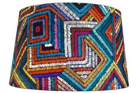 TORNA AYAKLI EL YAPIMI MASİF LAMBADER, SARMAL DESEN AÇIK CEVİZ