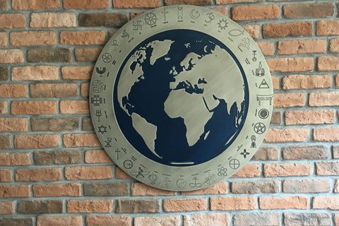 DÜNYA HARİTASI VE DÜNYA DİNLERİ TABLOSU