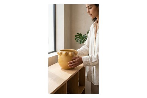 EL YAPIMI SARI NOKTALI KABARTMALI TERRACOTTA SAKSI