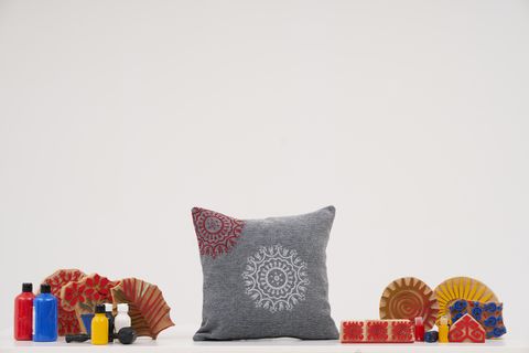 TORUKO KARE KIRLENT KIRMIZI KILIFI, BEYAZ YUVARLAK ETNİK DESEN, 50X50